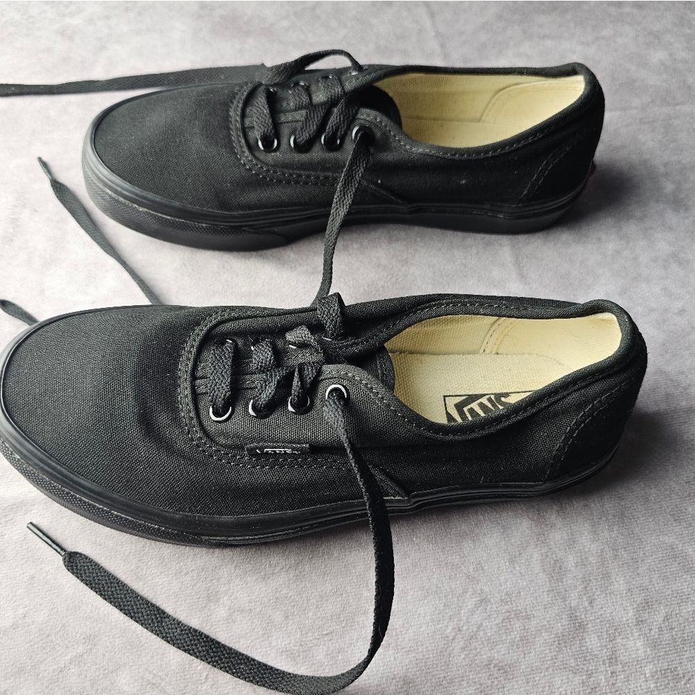 Kid's VANS Low Top Skater Sneaker Shoes Size 3.5